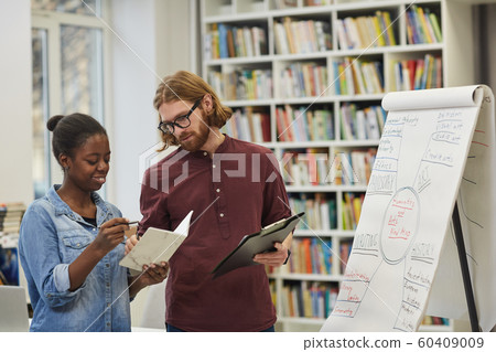 Teacher working with student Teacher working with student 60409009