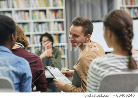 Man working with colleagues at seminar 60409240