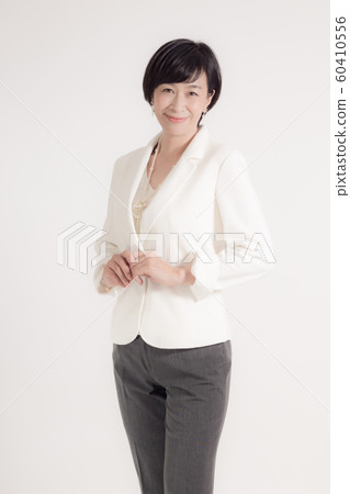 A refreshing middle-aged woman, shot cut, a woman full of cleanliness A refreshing middle-aged woman, shot cut, a woman full of cleanliness 60410556
