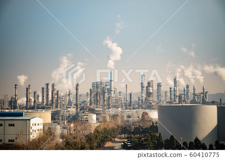 Factory that emits fine dust and smoke Factory that emits fine dust and smoke 60410775