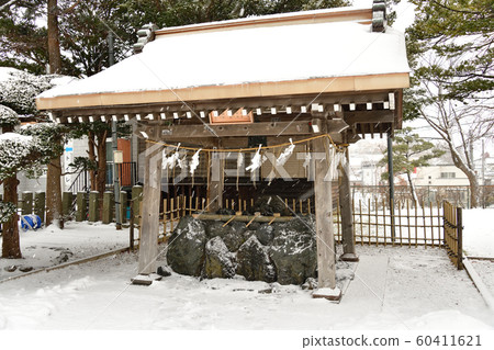 在北海道函館市的由倉神社拍攝冬季雪景 60411621