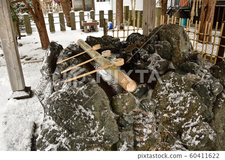 Photographing winter snow scenes in the precincts of Yukura Shrine in Hakodate, Hokkaido Photographing winter snow scenes in the precincts of Yukura Shrine in Hakodate, Hokkaido 60411622