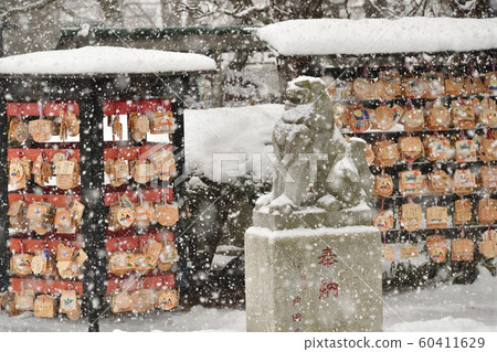 Photographing winter snow scenes in the precincts of Yukura Shrine in Hakodate, Hokkaido Photographing winter snow scenes in the precincts of Yukura Shrine in Hakodate, Hokkaido 60411629