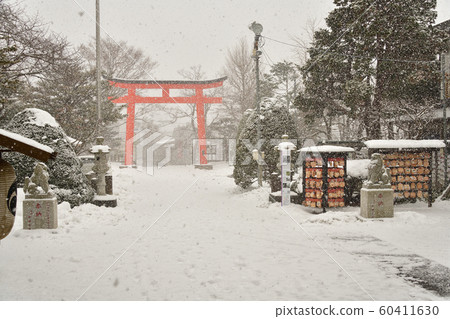 Photographing winter snow scenes in the precincts of Yukura Shrine in Hakodate, Hokkaido Photographing winter snow scenes in the precincts of Yukura Shrine in Hakodate, Hokkaido 60411630