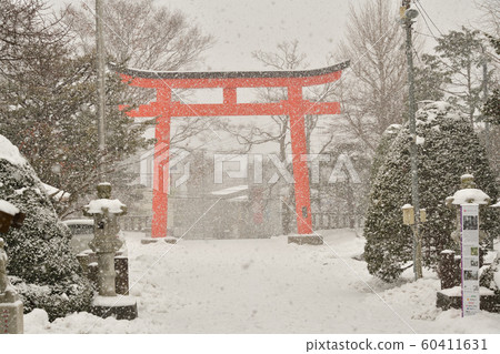 Photographing winter snow scenes in the precincts of Yukura Shrine in Hakodate, Hokkaido Photographing winter snow scenes in the precincts of Yukura Shrine in Hakodate, Hokkaido 60411631