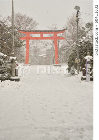 Photographing winter snow scenes in the precincts of Yukura Shrine in Hakodate, Hokkaido Photographing winter snow scenes in the precincts of Yukura Shrine in Hakodate, Hokkaido 60411632