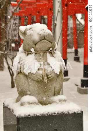 Photographing winter snow scenes in the precincts of Yukura Shrine in Hakodate, Hokkaido Photographing winter snow scenes in the precincts of Yukura Shrine in Hakodate, Hokkaido 60411635