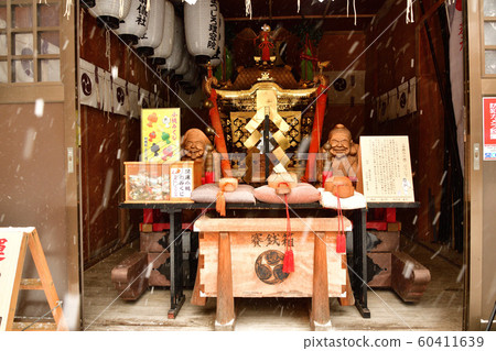 在北海道函館市的由倉神社拍攝冬季雪景 在北海道函館市的由倉神社拍攝冬季雪景 60411639