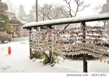 在北海道函館市的由倉神社拍攝冬季雪景 60411642