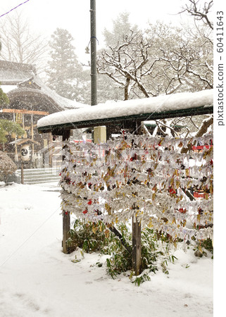 Photographing winter snow scenes in the precincts of Yukura Shrine in Hakodate, Hokkaido Photographing winter snow scenes in the precincts of Yukura Shrine in Hakodate, Hokkaido 60411643