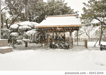 在北海道函館市的由倉神社拍攝冬季雪景 在北海道函館市的由倉神社拍攝冬季雪景 60411644
