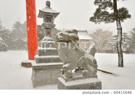 Photographing winter snow scenes in the precincts of Yukura Shrine in Hakodate, Hokkaido Photographing winter snow scenes in the precincts of Yukura Shrine in Hakodate, Hokkaido 60411646