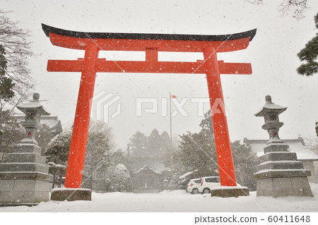 在北海道函館市的由倉神社拍攝冬季雪景 在北海道函館市的由倉神社拍攝冬季雪景 60411648