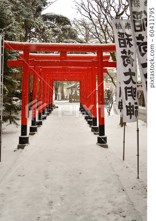 拍攝北海道函館市Yukura神社附近的稻荷大明神鳥居門和禮拜堂的冬季雪景 拍攝北海道函館市Yukura神社附近的稻荷大明神鳥居門和禮拜堂的冬季雪景 60411795