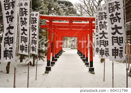 拍攝北海道函館市Yukura神社附近的稻荷大明神鳥居門和禮拜堂的冬季雪景 60411796