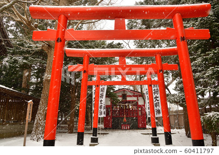 拍攝北海道函館市Yukura神社附近的稻荷大明神鳥居門和禮拜堂的冬季雪景 拍攝北海道函館市Yukura神社附近的稻荷大明神鳥居門和禮拜堂的冬季雪景 60411797