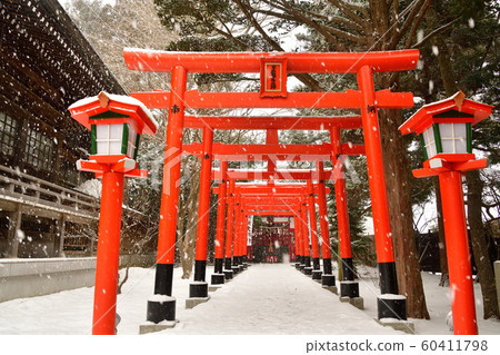 拍攝北海道函館市Yukura神社附近的稻荷大明神鳥居門和禮拜堂的冬季雪景 拍攝北海道函館市Yukura神社附近的稻荷大明神鳥居門和禮拜堂的冬季雪景 60411798