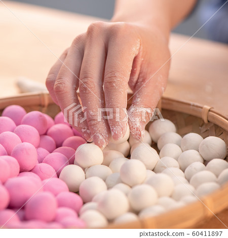 湯圓 冬至 元宵 元宵節 紅白 女性 製作 Making Tang yuan タンユエン 団子 60411897