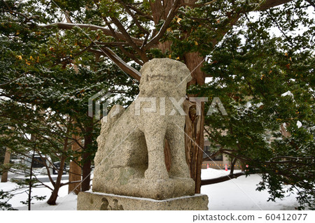 在北海道函館的龜田八man宮神社內拍攝冬季雪景 在北海道函館的龜田八man宮神社內拍攝冬季雪景 60412077