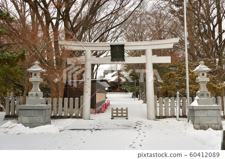 Photographing the winter snow scene in the precincts of Kameda Hachimangu Shrine in Hakodate, Hokkaido Photographing the winter snow scene in the precincts of Kameda Hachimangu Shrine in Hakodate, Hokkaido 60412089
