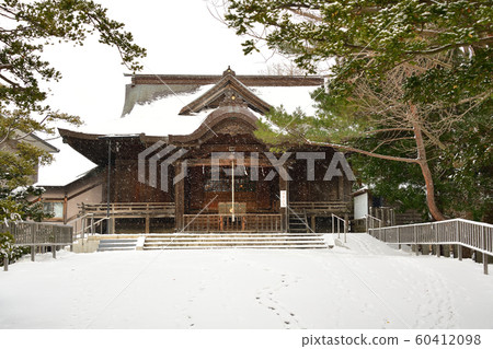 在北海道函館的龜田八man宮神社內拍攝冬季雪景 60412098
