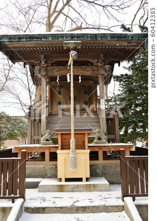 在北海道函館市龜田八man宮神社內拍攝四社神社的冬季雪景 60412385