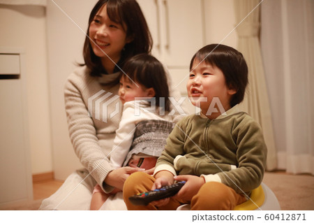 看電視的父母和孩子 60412871