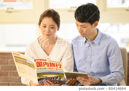 couple planning a trip 60414664