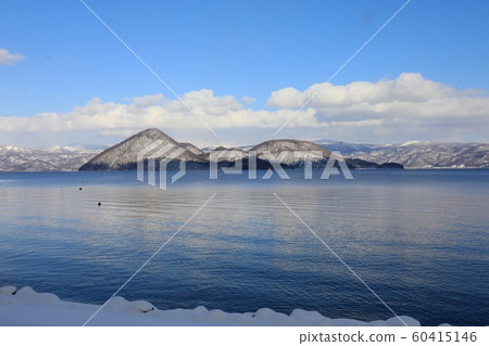 Lake Toya in winter 60415146
