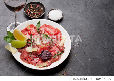 Marbled beef carpaccio and red wine 60418009