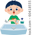 洗手間的孩子喝水 60418555
