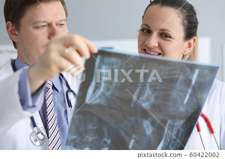 Doctors examining x-ray vertebra 60422002