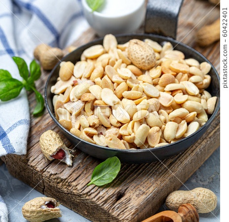 Roasted peanuts with salt in the pan. 60422401