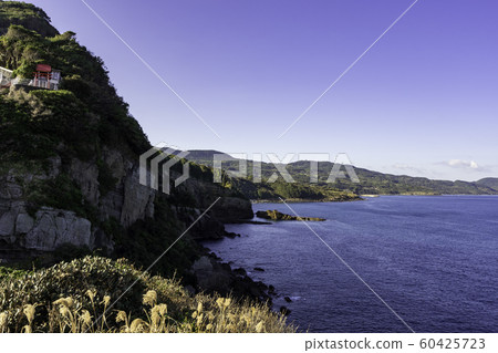 Motonosumi Shrine, erosion topography at the northwestern tip of Tsu Huang Fishing Port, Nagato City, Yamaguchi Prefecture Motonosumi Shrine, erosion topography at the northwestern tip of Tsu Huang Fishing Port, Nagato City, Yamaguchi Prefecture 60425723