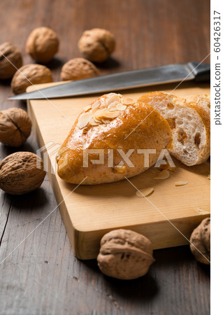 核桃和葡萄乾麵包 60426317