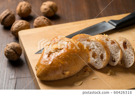 核桃和葡萄乾麵包 核桃和葡萄乾麵包 60426318