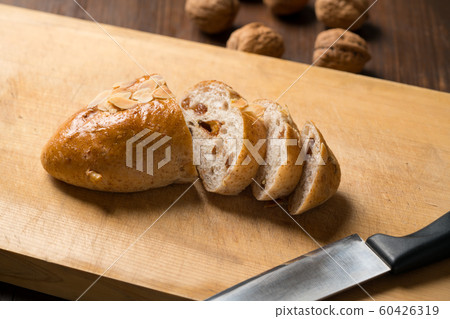 核桃和葡萄乾麵包 60426319