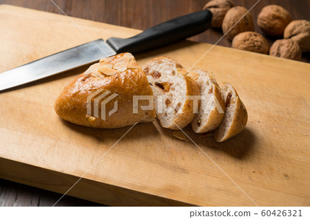 核桃和葡萄乾麵包 60426321