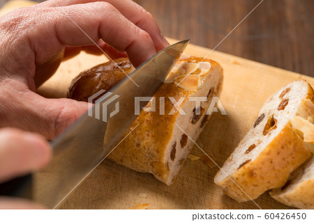 Walnut and raisin bread Walnut and raisin bread 60426450