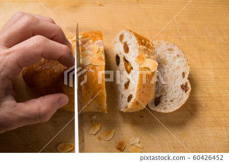 核桃和葡萄乾麵包 60426452