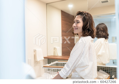 年輕的女人,洗 年輕的女人,洗 60427266
