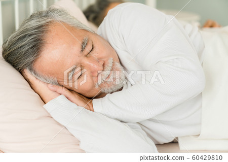 老年夫婦生活方式睡眠 60429810