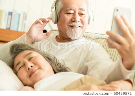 Elderly couple lifestyle SELPHY 60429871
