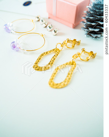 Pierce earring present image Pierce earring present image 60433337