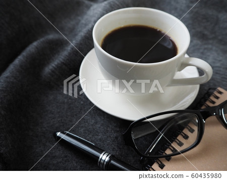 Black coffee cup, black-rimmed glasses, ballpoint pen, ring notebook Black coffee cup, black-rimmed glasses, ballpoint pen, ring notebook 60435980