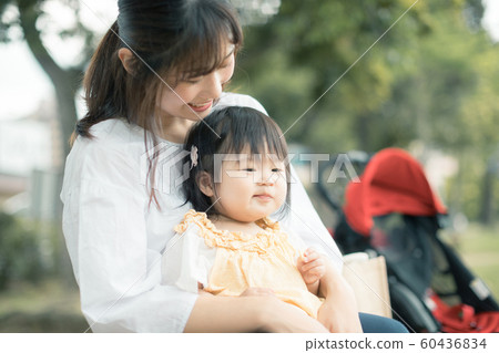 mother and child, grinning, smiling 60436834