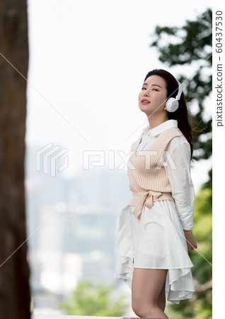 一個美麗的韓國女人的樣子,公園散步 一個美麗的韓國女人的樣子,公園散步 60437530