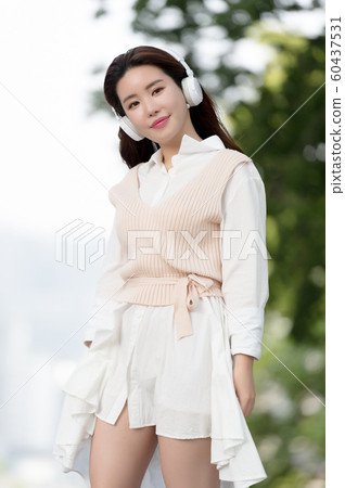 一個美麗的韓國女人的樣子,公園散步 一個美麗的韓國女人的樣子,公園散步 60437531