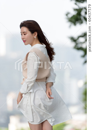 The look of a beautiful Korean woman, a park walk 60437579