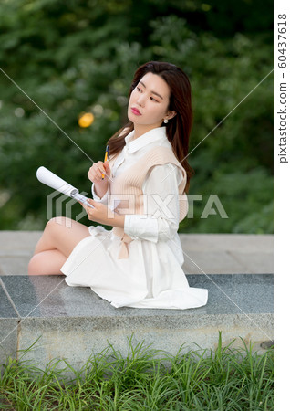 The look of a beautiful Korean woman, a park walk The look of a beautiful Korean woman, a park walk 60437618